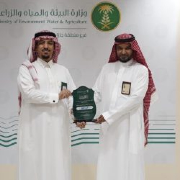 آل مجثل يكر م مراسل الوطن محمد الحسين تقدير ا لإسهاماته في إبراز الميزة الزراعية بجازان