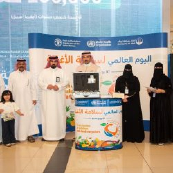 أمانة تبوك تستعرض جهود مختبر سلامة الغذاء في فعالية توعوية بمناسبة اليوم العالمي لسلامة الغذاء