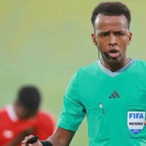 منع الحكم الصومالي عمر أرطان من دخول أمريكا وترحيله قبل مشاركته في تحكيم مونديال 2026