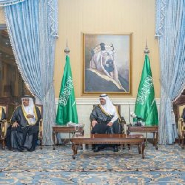 نيابة عن أمير منطقة تبوك نائب أمير المنطقة يكر م المشاركين في أعمال الحج بمنفذ حالة عمار نيابة عن أمير منطقة تبوك نائب أمير المنطقة يكر م المشاركين في أعمال الحج بمنفذ حالة عمار