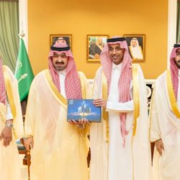 نائب أمير منطقة تبوك يتسلم التقرير السنوي لهيئة مدن نائب أمير منطقة تبوك يتسلم التقرير السنوي لهيئة مدن