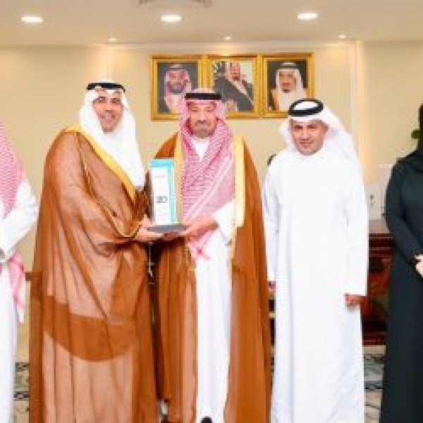 الأمير جلوي بن عبدالعزيز يط لع على التقرير السنوي لشركة أسمنت نجران الأمير جلوي بن عبدالعزيز يط لع على التقرير السنوي لشركة أسمنت نجران