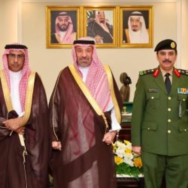 أمير نجران يكر م مدير سجون المنطقة السابق ويلتقي المدير المك لف