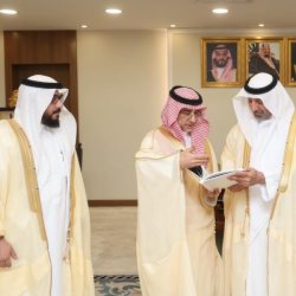 الأمير جلوي بن عبدالعزيز يلتقي رئيس جامعة نجران ويشيد بإنجازاتها الأكاديمية والمؤسسية
