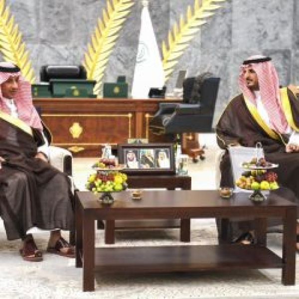 محافظ الطائف يستقبل وزير السياحة ويشهد توقيع مذكرة لإنشاء وجهة تجارية وترفيهية بالمحافظة محافظ الطائف يستقبل وزير السياحة ويشهد توقيع مذكرة لإنشاء وجهة تجارية وترفيهية بالمحافظة
