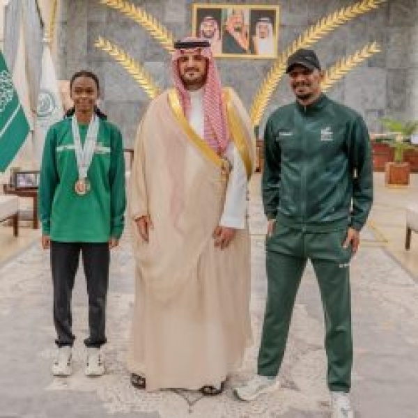 محافظ الطائف يكر م اللاعبة مريم محجب لإنجازها في البطولة العربية لألعاب القوى محافظ الطائف يكر م اللاعبة مريم محجب لإنجازها في البطولة العربية لألعاب القوى