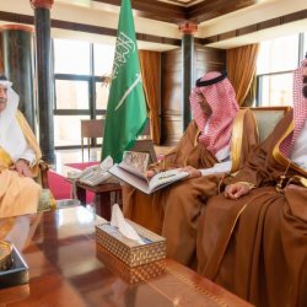 أمير تبوك يتسلم التقرير السنوي لمطار الأمير سلطان بن عبدالعزيز الدولي أمير تبوك يتسلم التقرير السنوي لمطار الأمير سلطان بن عبدالعزيز الدولي