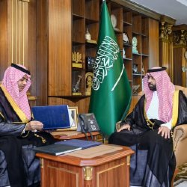 أمير جازان يط لع على المراحل النهائية لمطار جازان الدولي الجديد ويتسل م التقرير السنوي للمطار الحالي