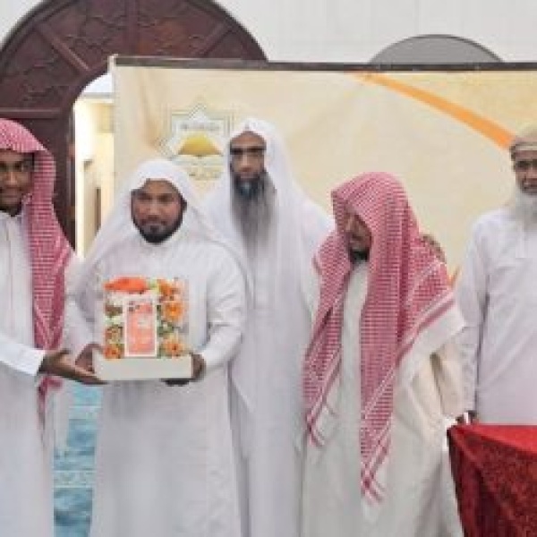 حلقات جامع جبل النور بمكة تحتفي بتخريج الطالب عمر عبدالمالك حافظ ا للقرآن الكريم