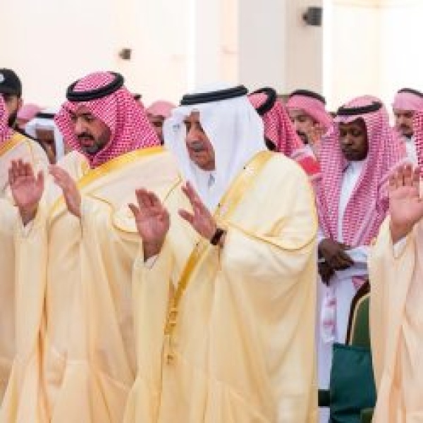 أمير منطقة تبوك ونائبه يؤديان صلاة الميت على الشيخ جزاع بن كريم العطيات أمير منطقة تبوك ونائبه يؤديان صلاة الميت على الشيخ جزاع بن كريم العطيات