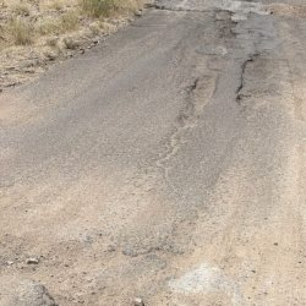 طريق ضبيب الرابط بين قرية قيان ومركز العرين تهالك يهدد سلامة العابرين ومطالبات بسرعة الصيانة طريق ضبيب الرابط بين قرية قيان ومركز العرين تهالك يهدد سلامة العابرين ومطالبات بسرعة الصيانة