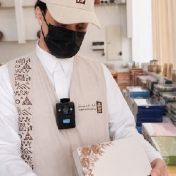 أمانة عسير تبدأ استخدام كاميرات الجسم لتوثيق الزيارات الرقابية وتعزيز الشفافية أمانة عسير تبدأ استخدام كاميرات الجسم لتوثيق الزيارات الرقابية وتعزيز الشفافية