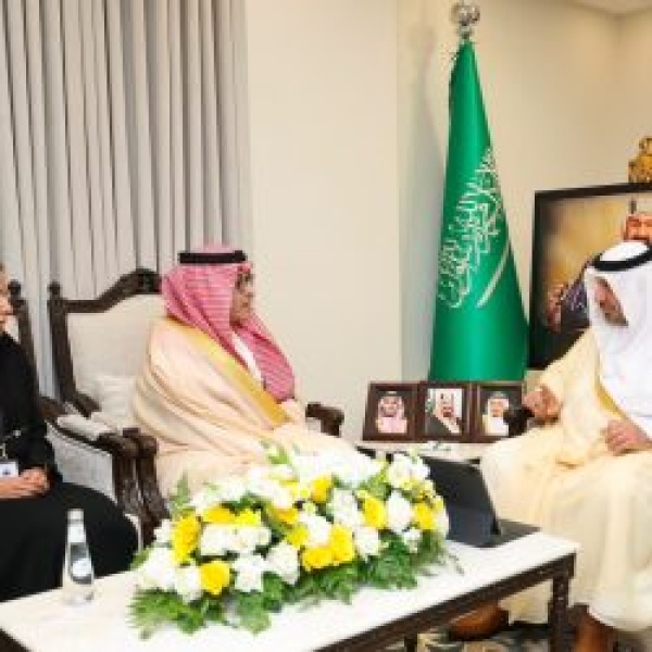 أمير نجران يط لع على تقرير اختتام انتقال منسوبي الصحة إلى تجمع نجران الصحي أمير نجران يط لع على تقرير اختتام انتقال منسوبي الصحة إلى تجمع نجران الصحي