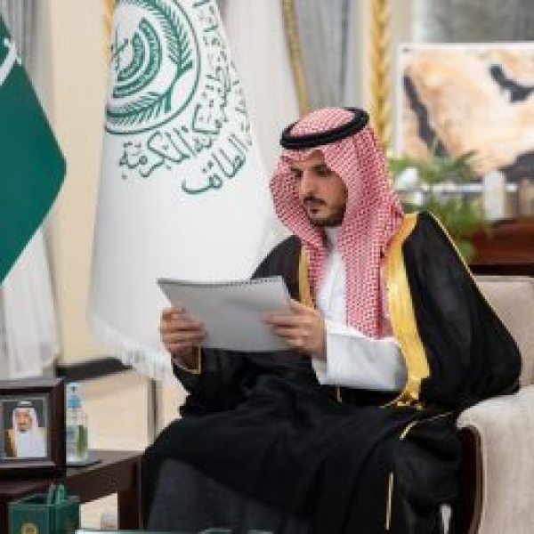 الأمير فواز بن سلطان يستقبل رئيس غرفة الطائف
