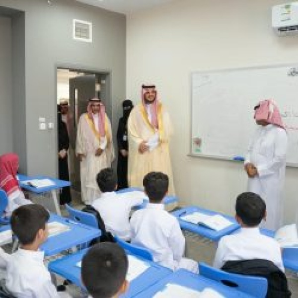 الأمير فواز بن سلطان يشارك الطلاب في تعليم الطائف يومهم الدراسي الأول الأمير فواز بن سلطان يشارك الطلاب في تعليم الطائف يومهم الدراسي الأول