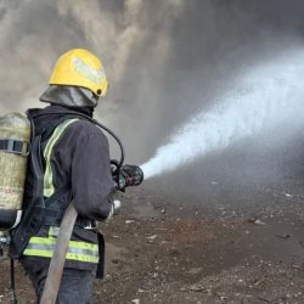 الدفاع المدني يسيطر على حريق مخلفات في الدمام دون إصابات