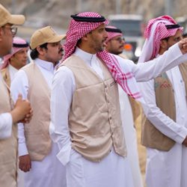 أمين عسير يقف ميداني ا على جهود مساندة إخماد حريق تنومة