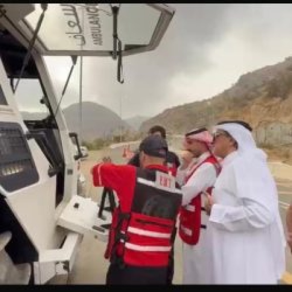 مدير فرع هيئة الهلال الأحمر بعسير يقف ميدانيا على جاهزية الفرق المشاركة في حريق تنومة