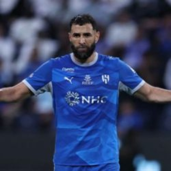 رسمي ا الهلال يعلن رحيل الفرنسي كريم بنزيما