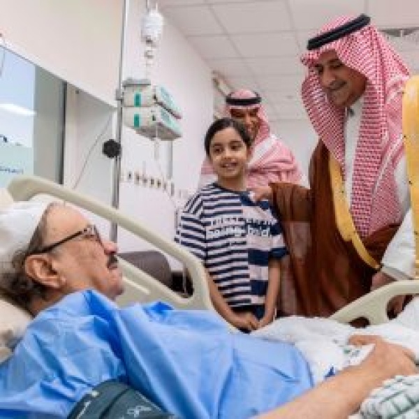أمير تبوك يطمئن على صحة محافظ حقل