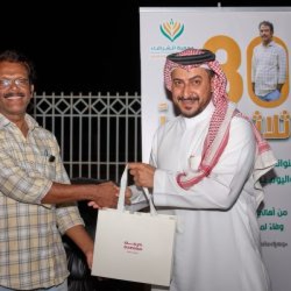 بعد أكثر من 30 عاما الشرافاء تود ع خالد كاريل بمشهد من الوفاء يجسد أصالة المجتمع السعودي