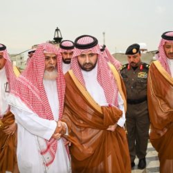 أمير منطقة جازان يؤدي صلاة الميت على المتوفين في حادث حريق بمحافظة صامطة