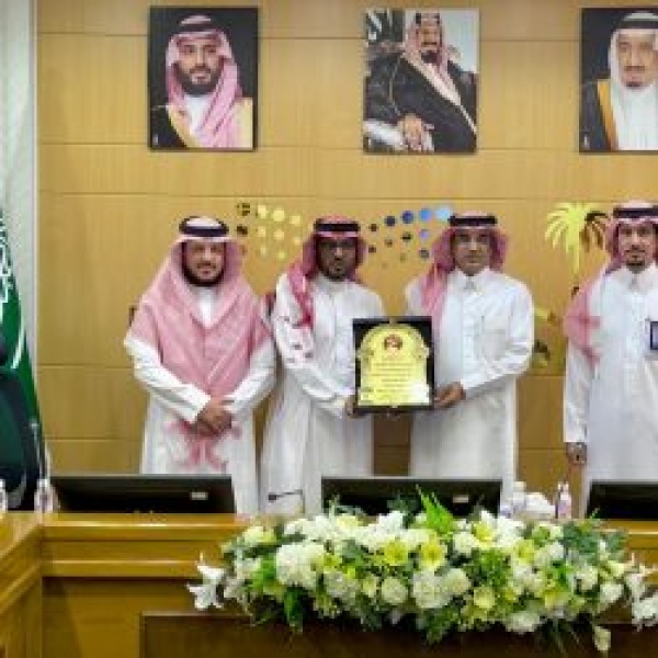 مدير عام تعليم الطائف يكرم الزميل السواط بعد خدمة تجاوزت 35 عاما مدير عام تعليم الطائف يكرم الزميل السواط بعد خدمة تجاوزت 35 عاما