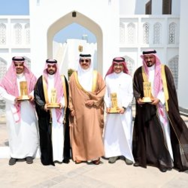 وزير الداخلية البحريني يكرم الدكتور المعيدي الفائز في مسابقة البحوث الخليجية وزير الداخلية البحريني يكرم الدكتور المعيدي الفائز في مسابقة البحوث الخليجية