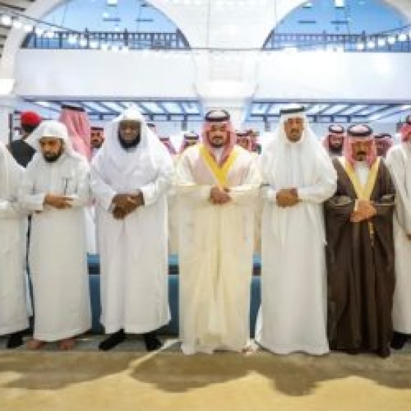 نائب أمير الرياض يؤدي صلاة الميت على نايف الدويش في جامع الراجحي
