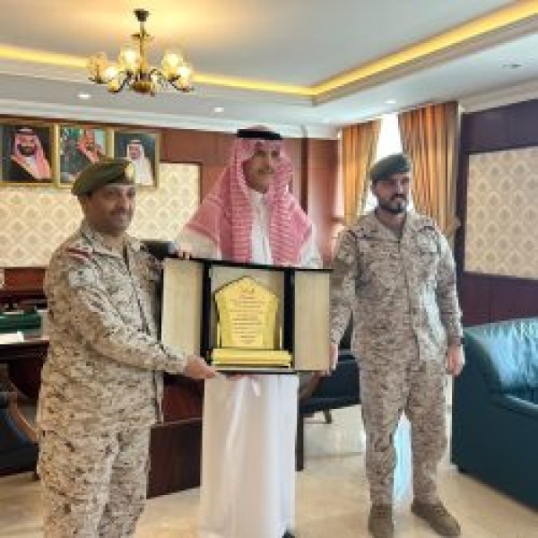 محافظ تيماء يلتقي بقائد موقع تيماء العسكري بمحافظة تيماء محافظ تيماء يلتقي بقائد موقع تيماء العسكري بمحافظة تيماء