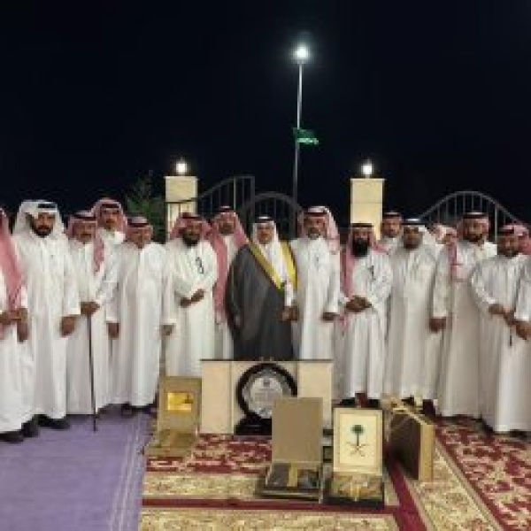 أبناء اللواء الركن سيف بن محمد بن خاطر يحتفون بوالدهم بمناسبة ترقيته واختتام مسيرته العسكرية