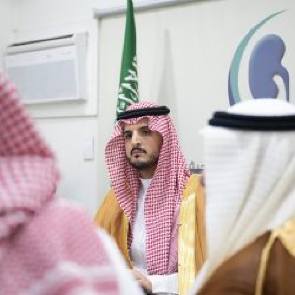 محافظ الطائف يزور جمعية أمراض وغسيل الكلى ويط لع على خدماتها