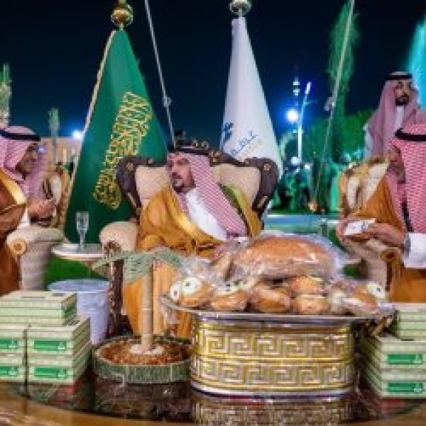 أمير منطقة القصيم يزور فعاليات اليوم الوطني في محيط برج مدينة بريدة