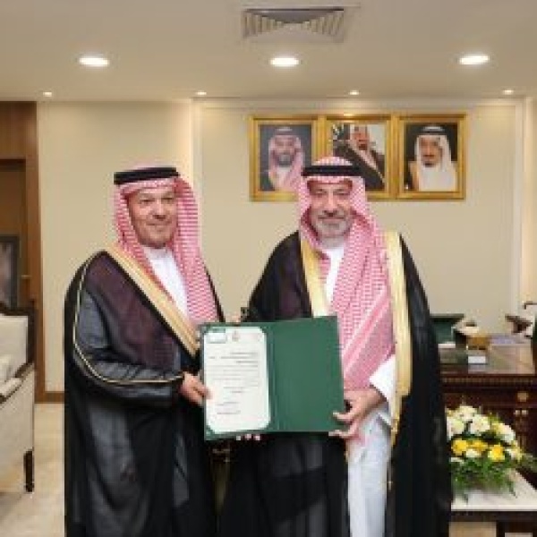 أمير نجران يلتقي المدير العام للإقليم الجنوبي لشركة الاتصالات stc ومدير الشركة بمنطقة نجران