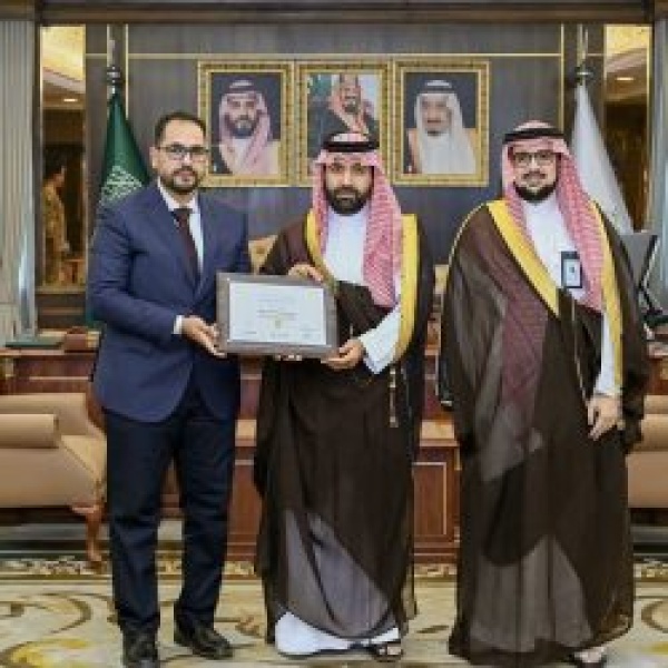 أمير منطقة جازان يتسل م شهادة انضمام مرصد المنطقة إلى شبكة المراصد الحضرية العالمية التابعة للأمم المتحدة
