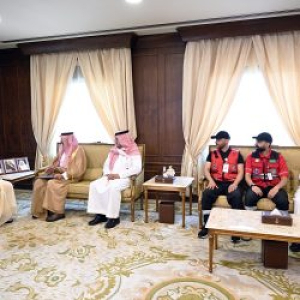 نائب أمير عسير يلتقي مدير عام فرع هيئة الهلال الأحمر السعودي بالمنطقة
