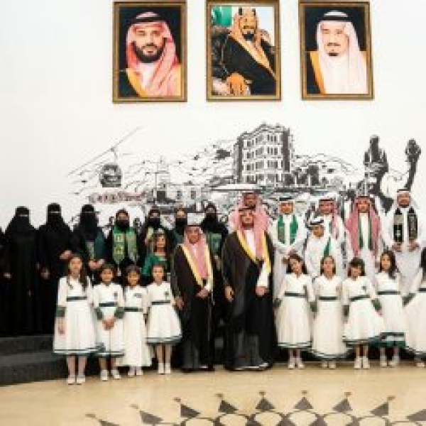 محافظ الطائف يستقبل مدير التعليم ووفد ا طلابي ا مهنئين باليوم الوطني السعودي
