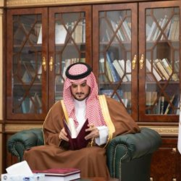 الأمير فواز بن سلطان يزور مركز تاريخ الطائف