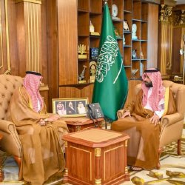 أمير منطقة جازان يستقبل الرئيس التنفيذي لتجمع المطارات الثاني