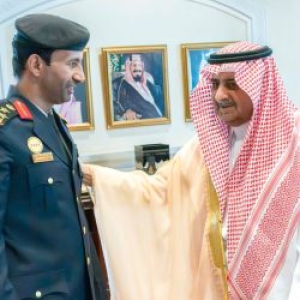 أمير تبوك يقلد قائد القوة الخاصة للأمن والحماية بمشروع البحر الأحمر رتبته الجديدة أمير تبوك يقلد قائد القوة الخاصة للأمن والحماية بمشروع البحر الأحمر رتبته الجديدة