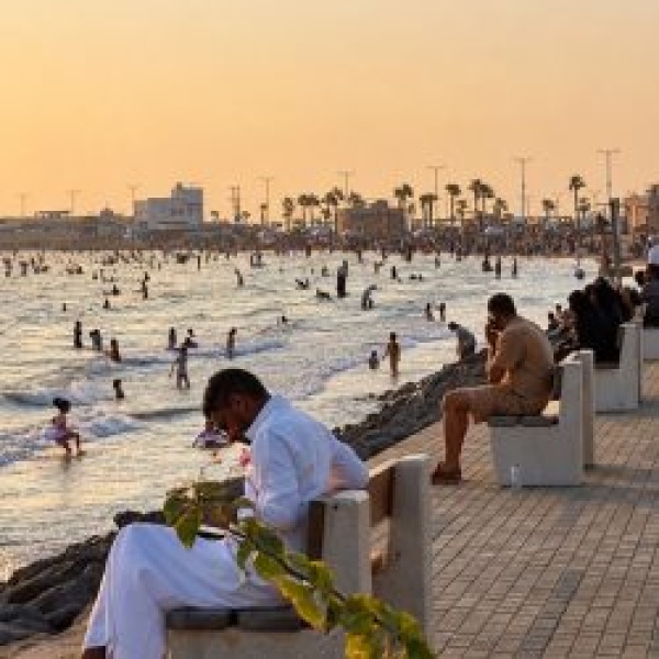 واجهة شاطئ المرجان تستقبل زوارها بجلسات عائلية ومساحات بحرية