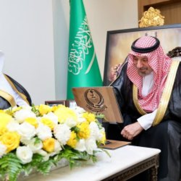 أمير نجران ي دش ن مركز البحث العلمي الابتكار والموهبة بمدارس دار الأحفاد للتعليم أمير نجران ي دش ن مركز البحث العلمي الابتكار والموهبة بمدارس دار الأحفاد للتعليم