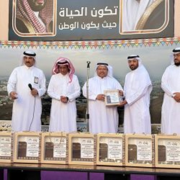 في يوم المعلم العالمي ثانوية صديق الصديق بخميس مشيط تكر م منسوبيها