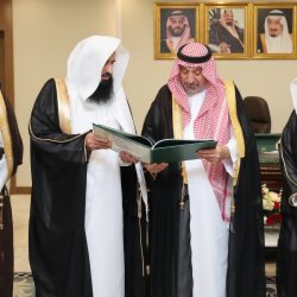 أمير نجران يشيد بجهود جمعية رفقاء الخيرية بالمنطقة في رعاية الأيتام وتمكينهم أمير نجران يشيد بجهود جمعية رفقاء الخيرية بالمنطقة في رعاية الأيتام وتمكينهم