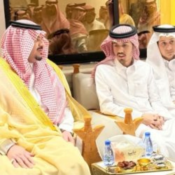 نائب أمير الرياض يواسي أبناء المحامي ماجد الشيباني ويقول لهم أنا والدكم نائب أمير الرياض يواسي أبناء المحامي ماجد الشيباني ويقول لهم أنا والدكم