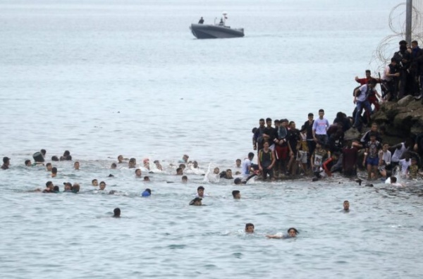 40 ألف مهاجر عبروا الحدود بين المغرب ومدينة سبتة المحتلة 40 ألف مهاجر عبروا الحدود بين المغرب ومدينة سبتة المحتلة