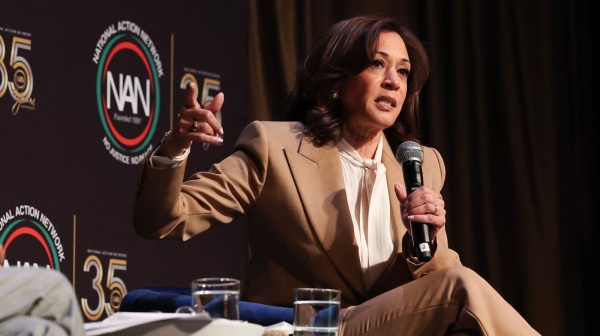 الشرطة تستجيب لبلاغ بوجود متسلل في منزل كامالا هاريس الشرطة تستجيب لبلاغ بوجود متسلل في منزل كامالا هاريس