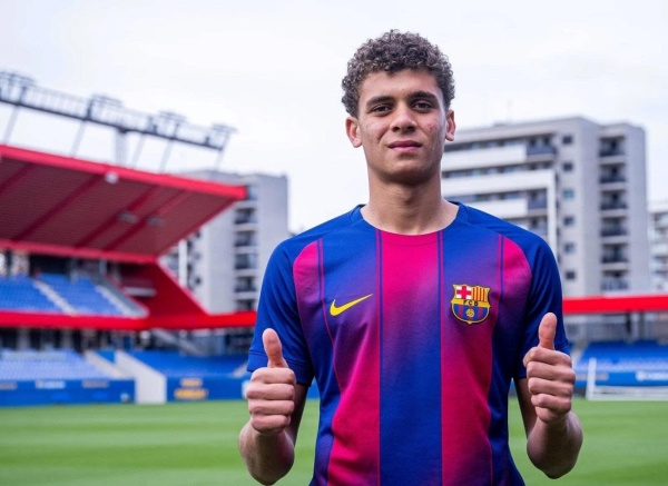 برشلونة يطلب رسميا تفعيل بند شراء مهاجم الأهلي
