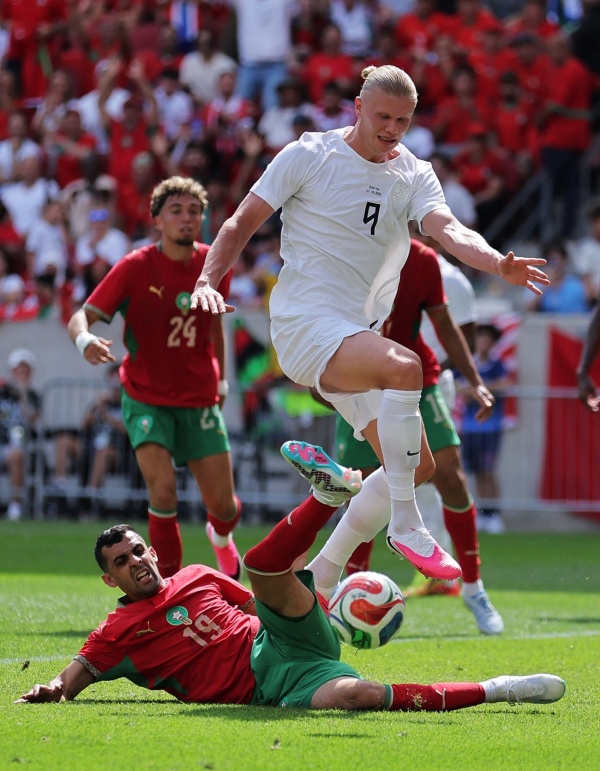 مدافع الأهلي المصري ينقذ استعدادات المغرب لقمة البرازيل مدافع الأهلي المصري ينقذ استعدادات المغرب لقمة البرازيل