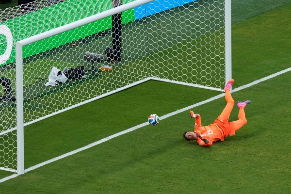 حارس أوروجواي 5 أخطاء كافية لوداع منتخب بلاده المونديال